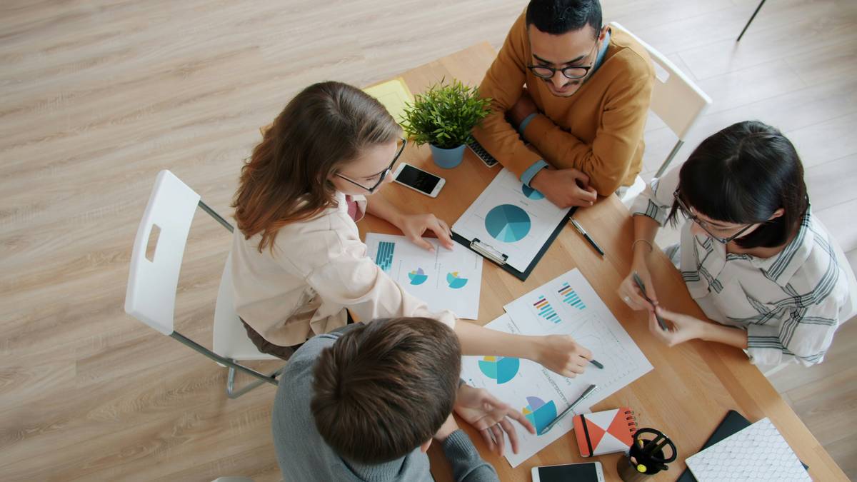 growth content marketing mapped to B2B sales funnel stages